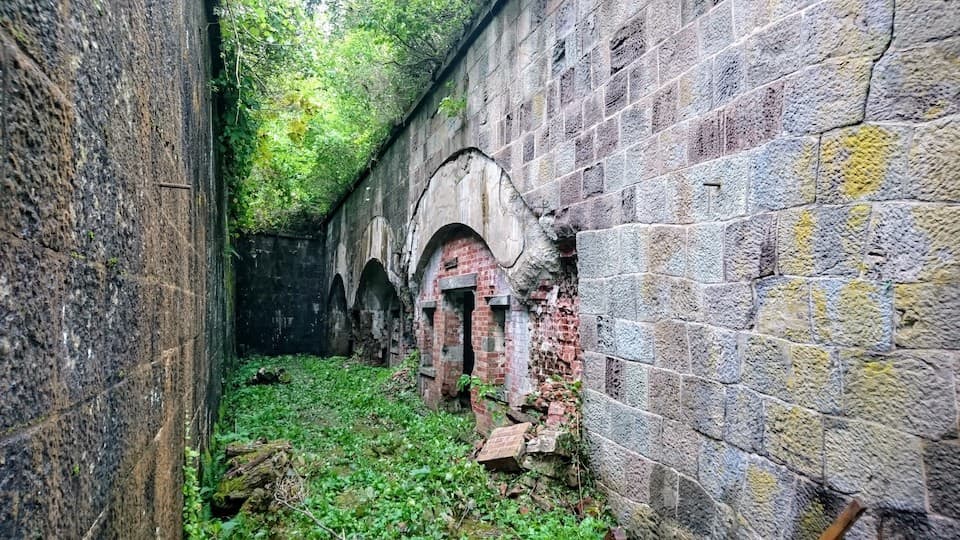 函館山の登山道コースでしか行けない「函館要塞跡」|ともらん