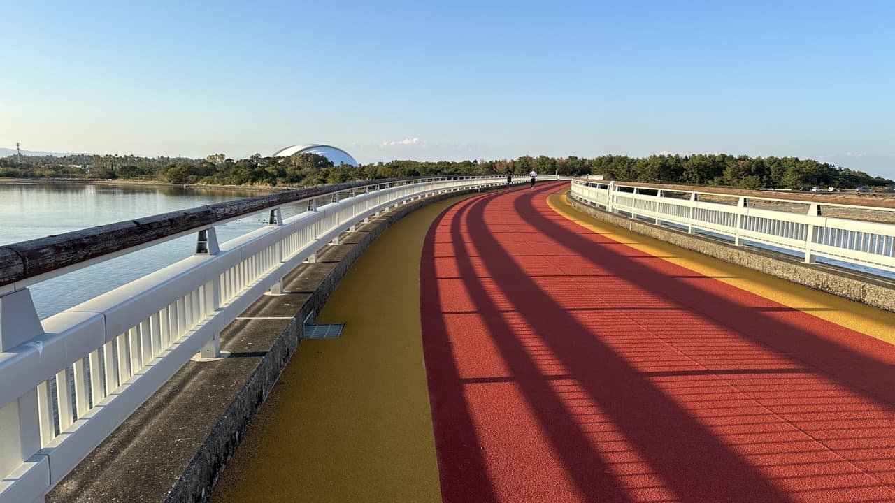 脚への負担を軽減するランナーにもフレンドリーな歩行者とサイクリング専用の二色のゴムチップ仕様の路面