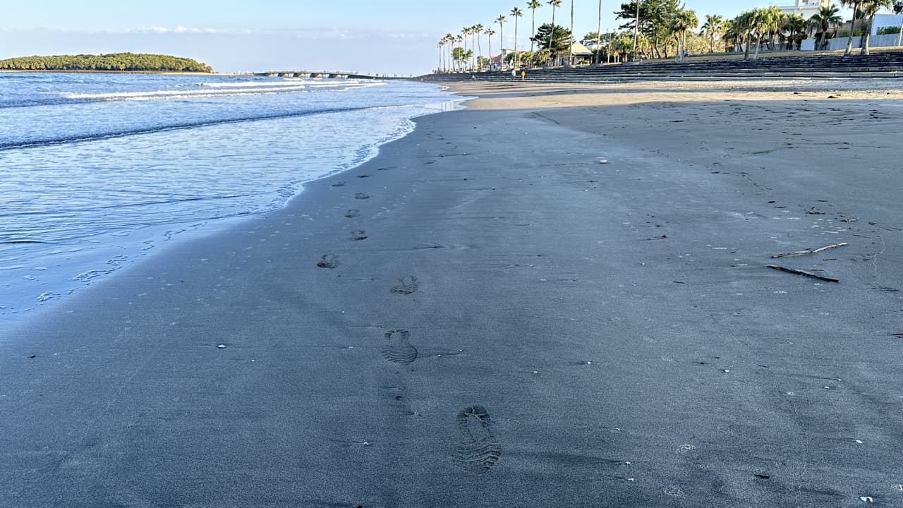 冬はほぼ貸切状態で広い砂浜でビーチランが楽しめる青島海岸の砂浜