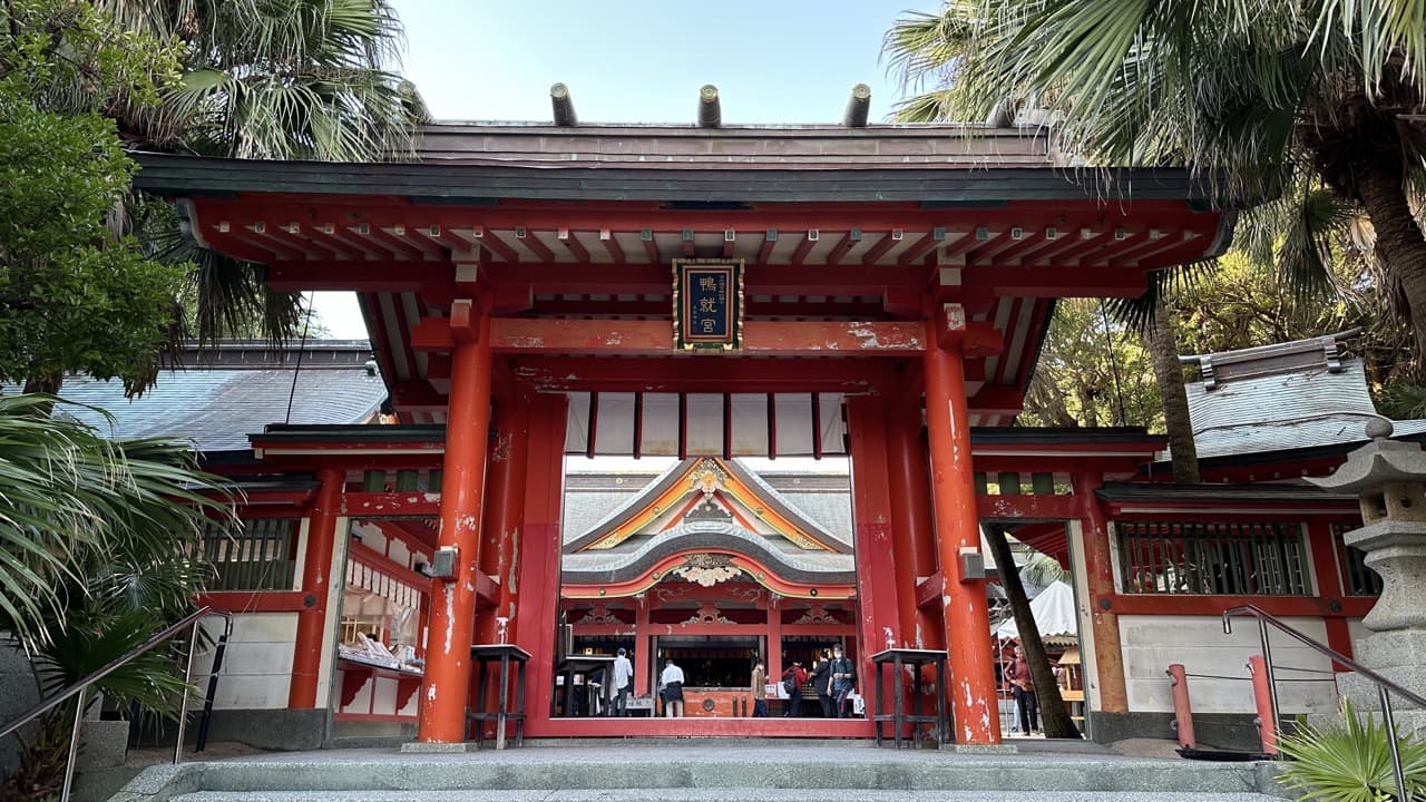 境内の奥に御成道と呼ばれる小道が続くこの辺りの有名なパワースポット・青島神社