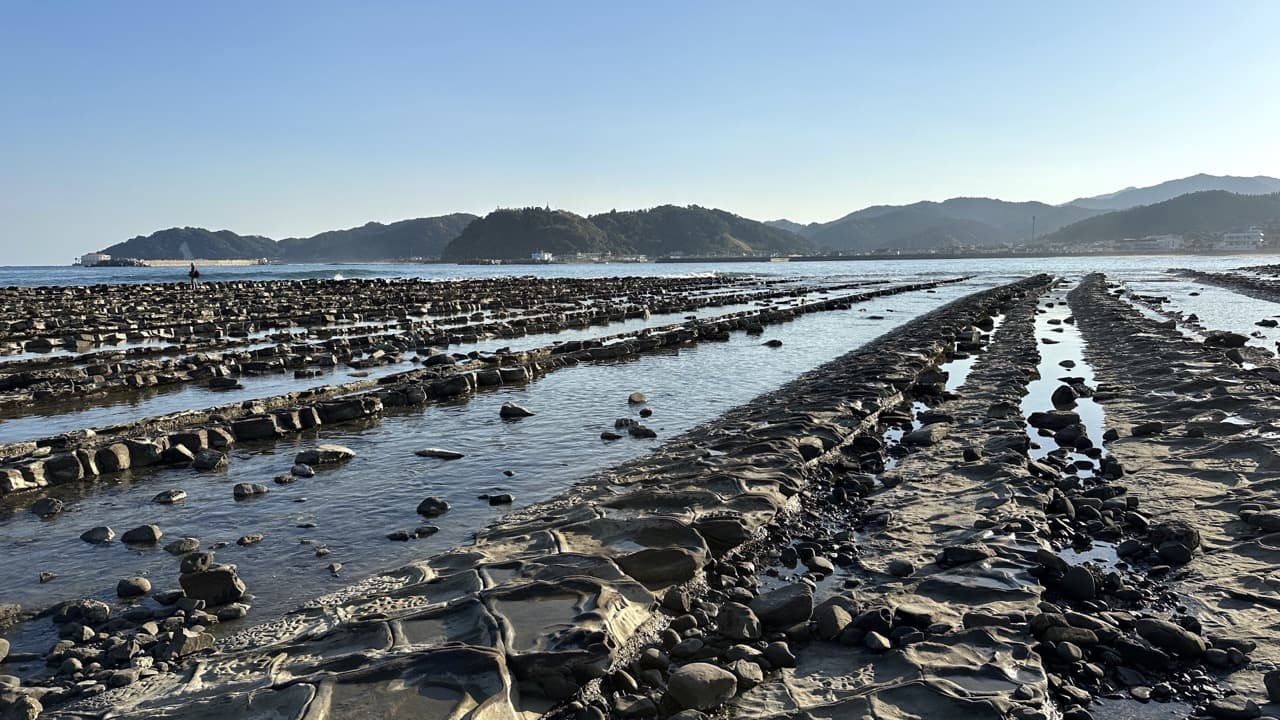 青島の周りに広がる鬼の洗濯岩と呼ばれるゴツゴツした波状岩
