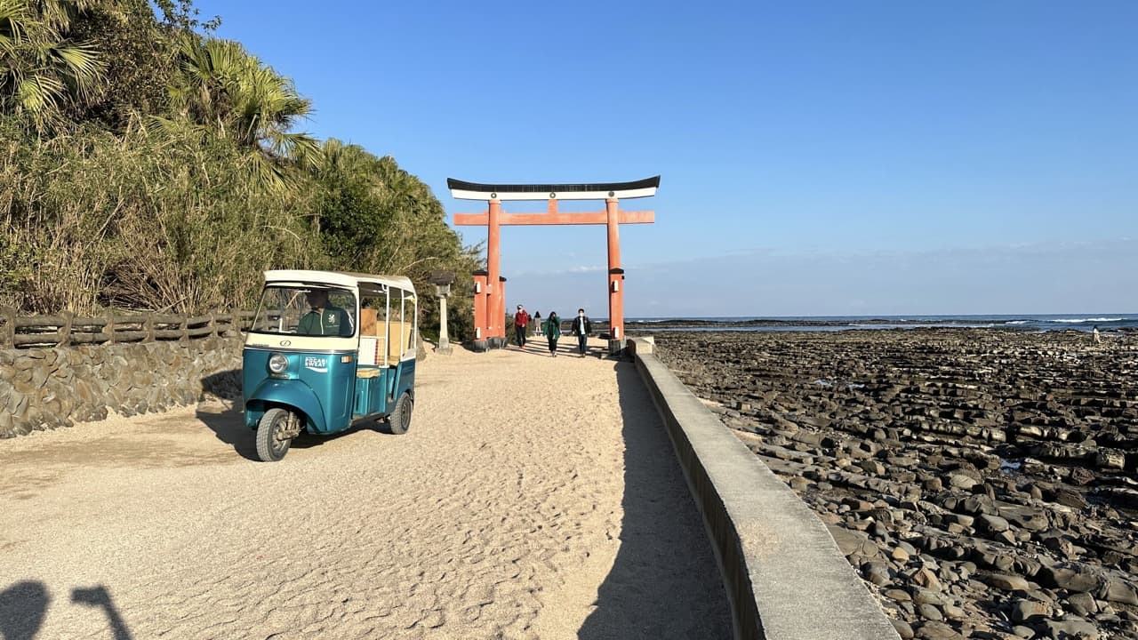 青島海岸から300mほど離れた青島と観光客向けに走るトゥクトゥク
