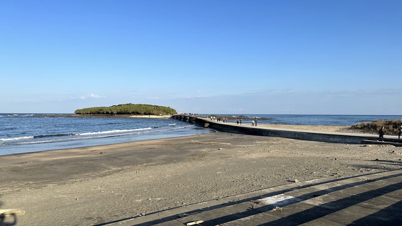 週末かつマラソン大会前日ということもあり多くの観光客で賑わう青島に到着