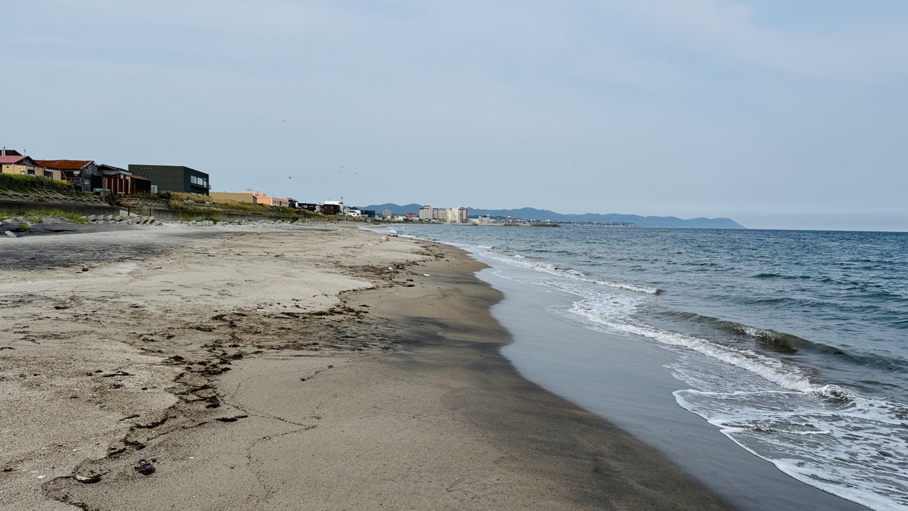 漁火通りと呼ばれる海沿いの幹線道路と大森浜という砂浜が広がる函館立待岬から湯の川温泉へのコース