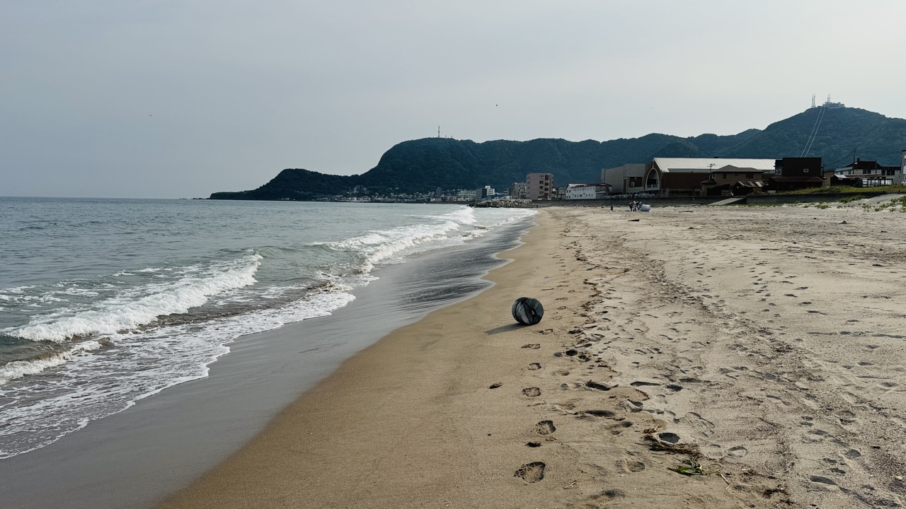 大森浜の砂浜から振り返るときれいに見える函館山