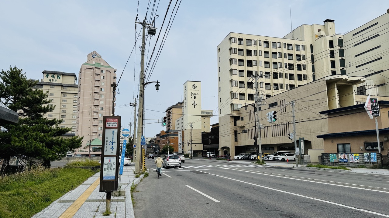 砂浜が通行できなくなり漁火通りに戻って目指す湯の川温泉で有名な湯の川プリンスホテル渚亭