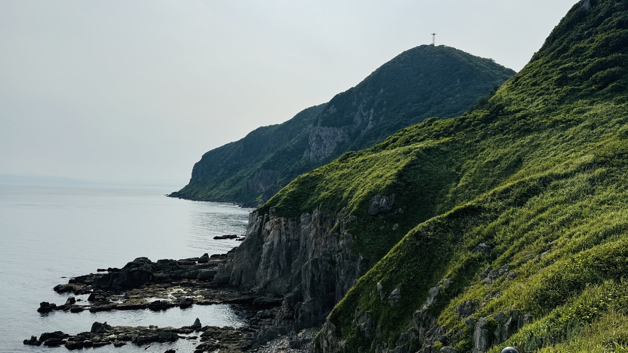 山肌は緑で覆われているが海岸沿いは断崖絶壁が続くコントラストが美しい函館立待岬