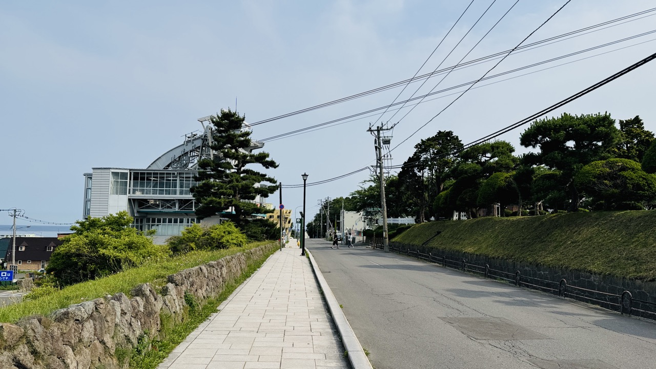 函館山ロープウェイの山麓駅の横を通り過ぎながら函館立待岬を目指して坂道の多いコースを走る