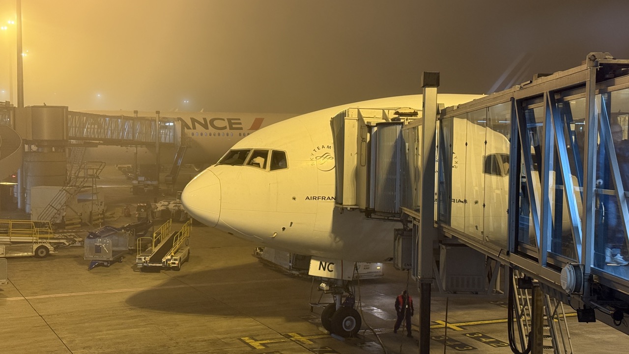パリのシャルル・ド・ゴール空港から早朝のエールフランス便でトゥールーズへ向かう