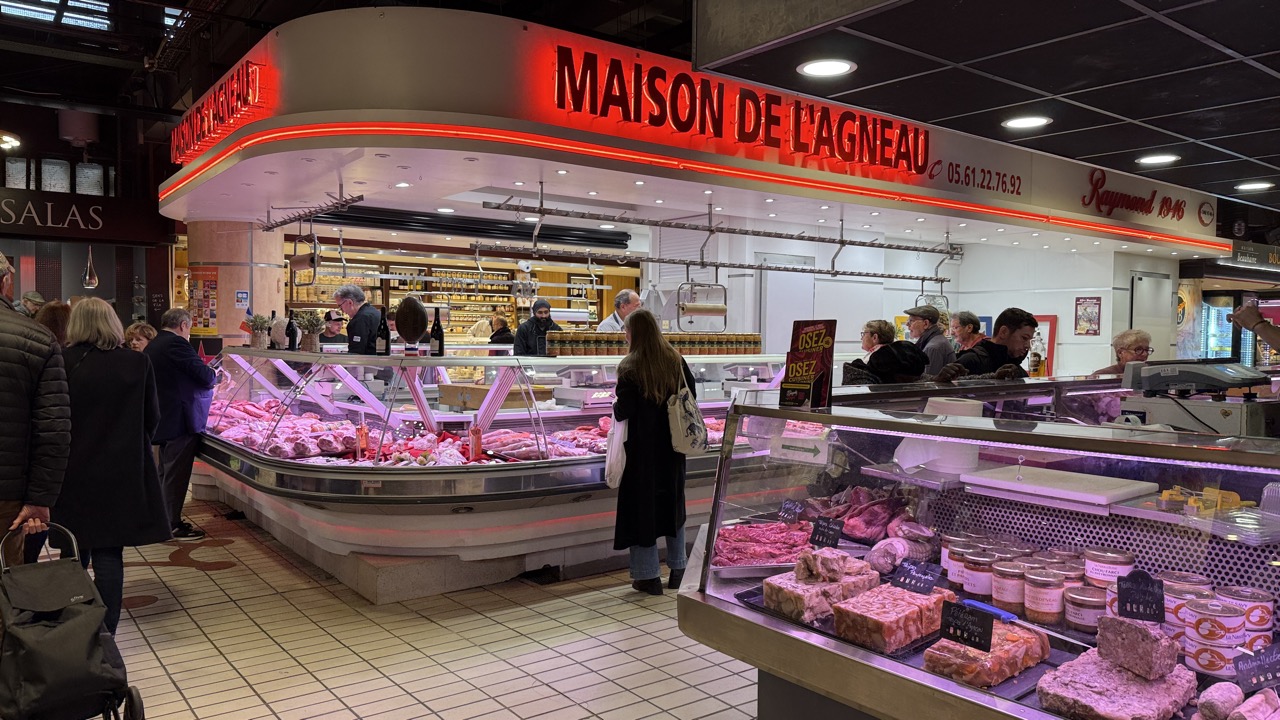美食の国フランスらしくどれも美味しそうな食材が並ぶ街中で発見したマーケット
