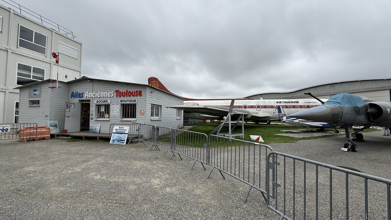 エアロスコピア航空博物館の隣にある古い飛行機を集めた屋外展示エリア