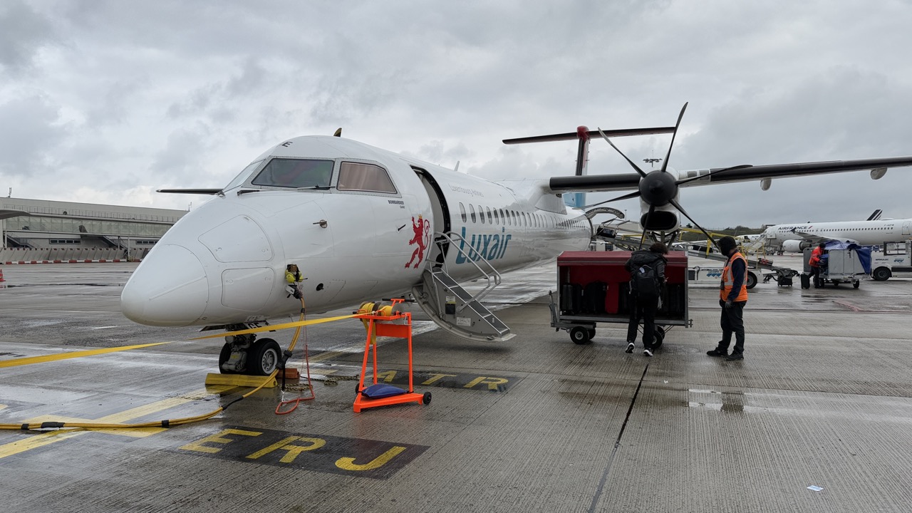 パリのシャルル・ド・ゴール空港でプロペラ機に乗り換えてルクセンブルク空港へ向かう小型機