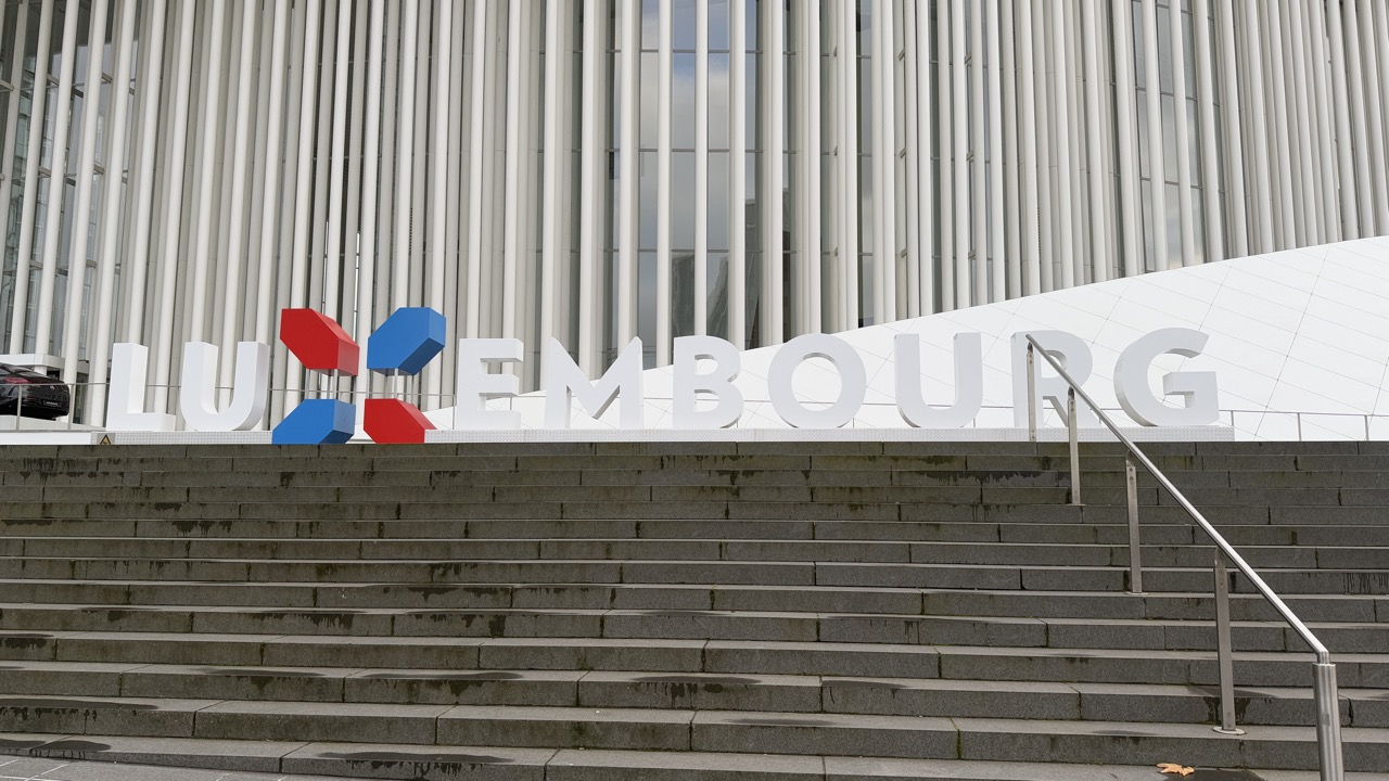 旧市街の東側のビジネスセンター街にあるヨーロッパ会議センター・ルクセンブルクの前のLUXEMBOURGのオブジェ