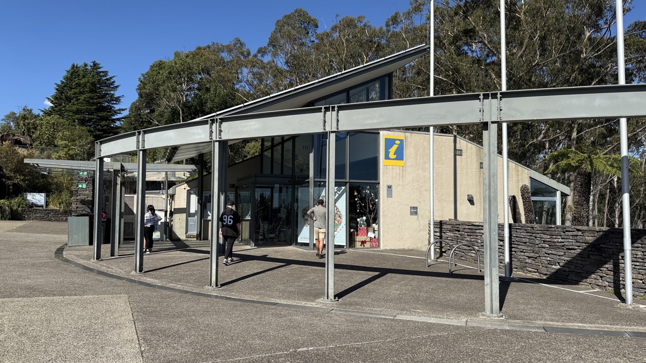 バスやタクシー乗り場・売店・レストランがある観光地化されたエコーポイント展望台