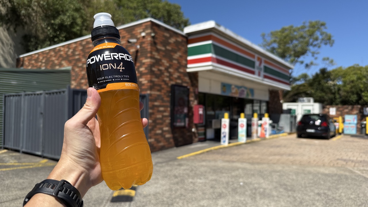 ホテルから持ってきたペットボトルを飲み干してシドニーのセブンイレブンで補充する