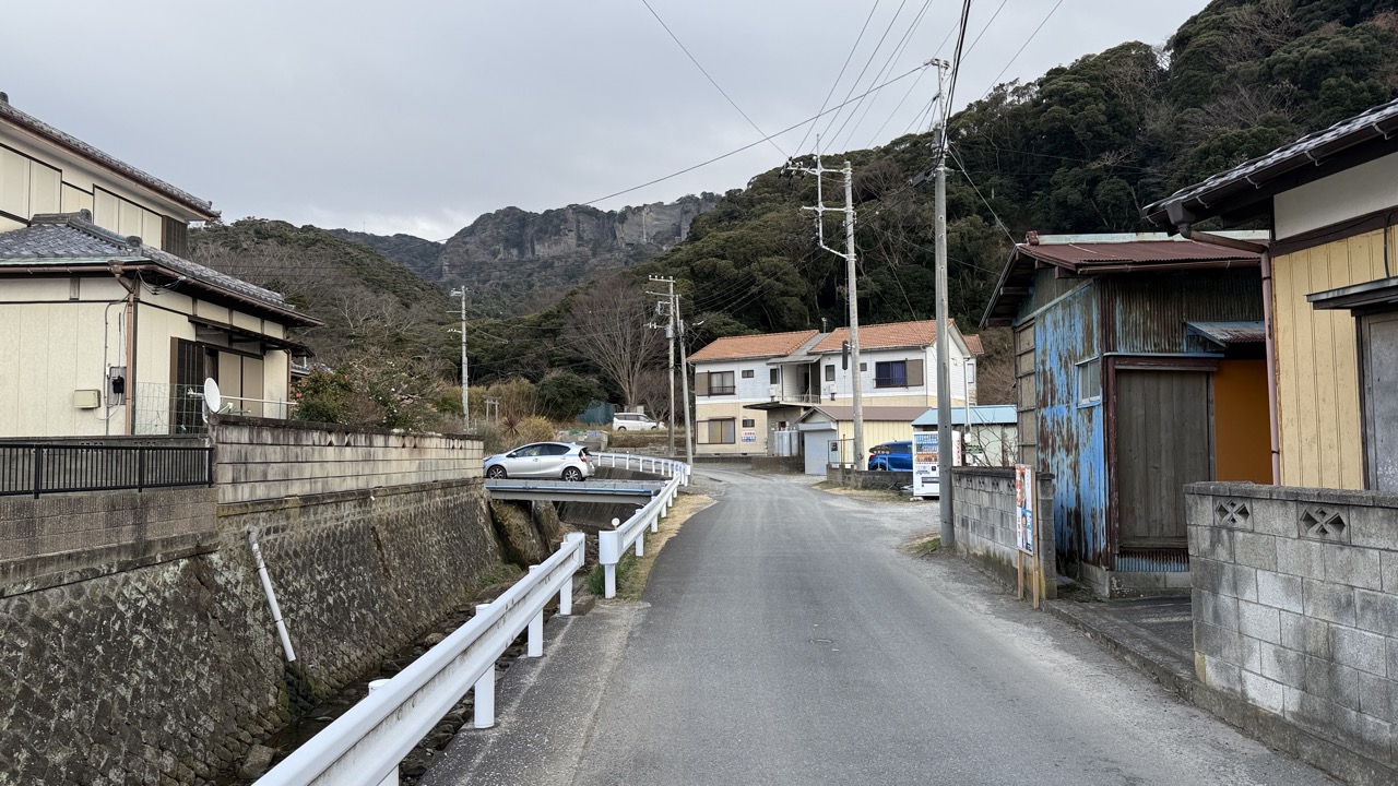 JR内房線のアンダーパスを通過して緩やかな坂を登っていくと見えてくる登山口