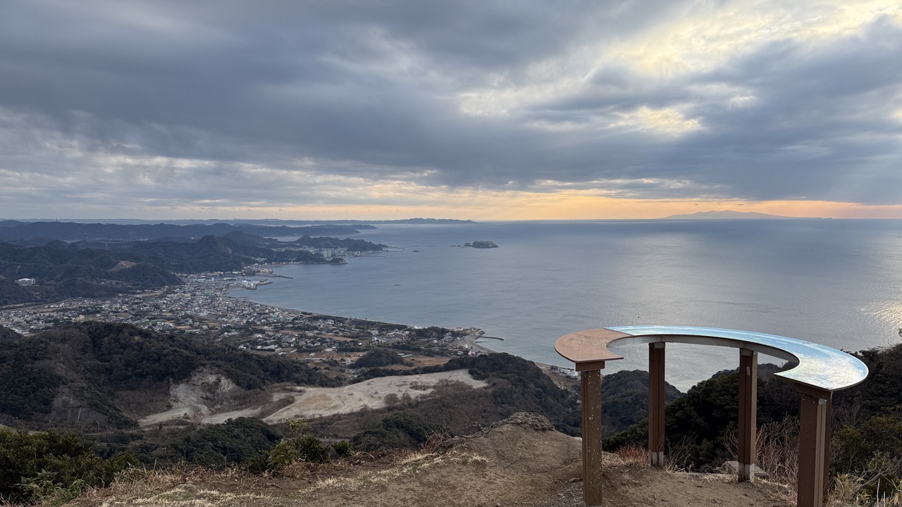 下山前に寄り道した展望台から見える夕日に染まる内房の美しい景色
