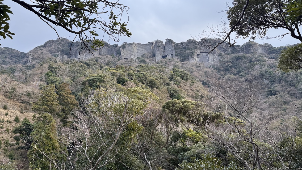 石切り場まではまだまだ距離がある登山道の様子