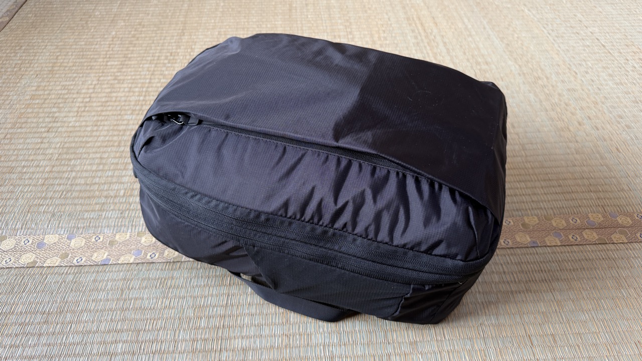 【レビュー】Almond Oak トラベルバックパック25L+5L：最大容量30Lなのに重さ885g