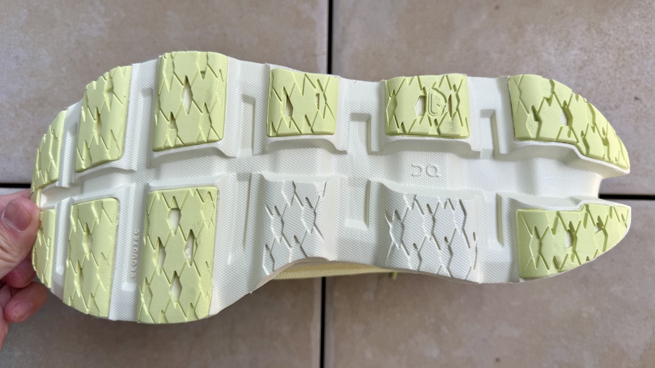 ON Cloudmonster 3レビュー【心も弾む三層構造クッション】