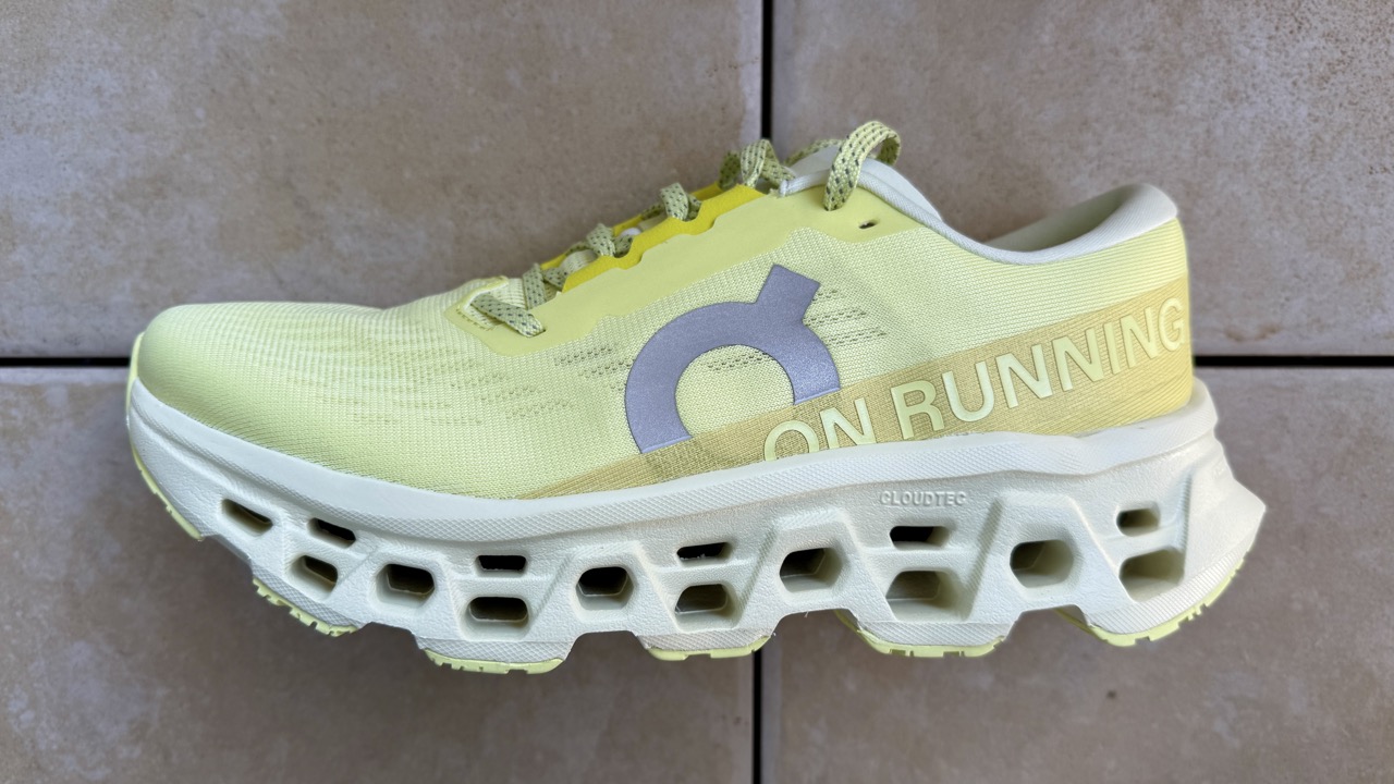 ON Cloudmonster 3レビュー【心も弾む三層構造クッション】