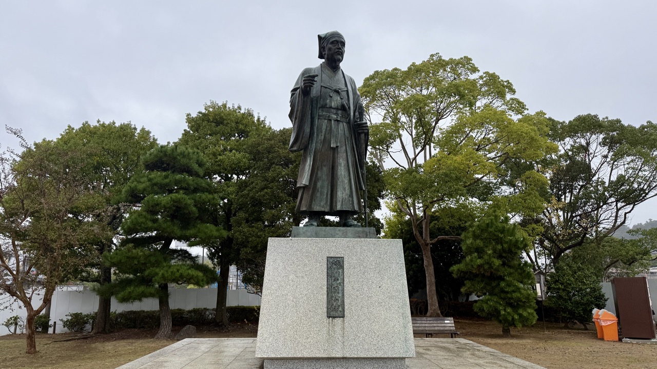 スタート地点近くにある徳川光圀公像や徳川斉昭公・慶喜公像