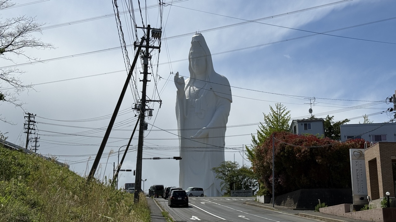 イオン仙台中山店まで来ると丘の上でラスボスのように待ち構える仙台大観音