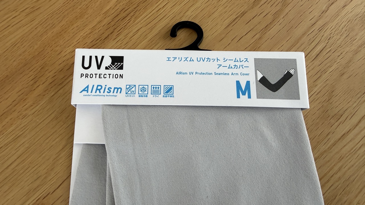 UVカットシームレスアームカバーの公式タグにUPF50+の紫外線遮蔽率が記載されている