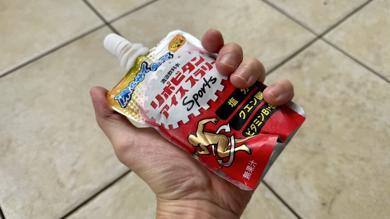 ランニング中にアイススラリーを手に持って走る様子