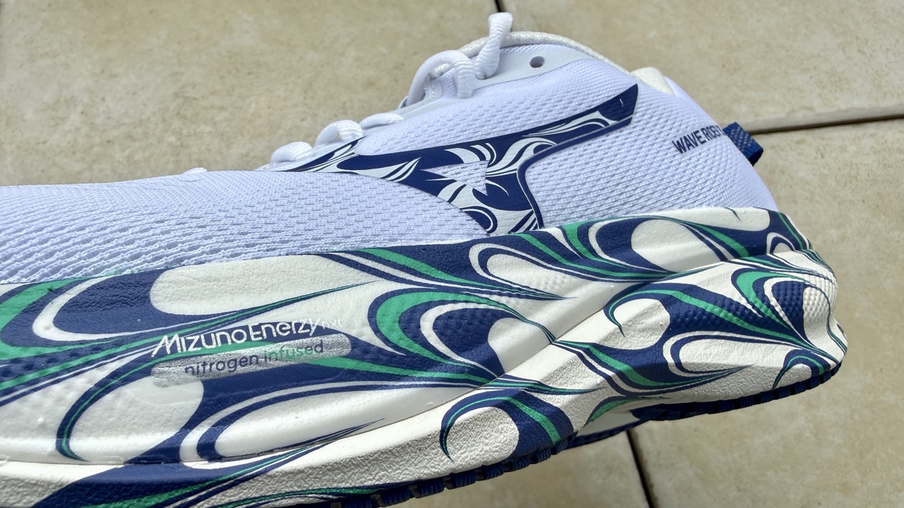 フルレングスで内蔵されたMIZUNO WAVE