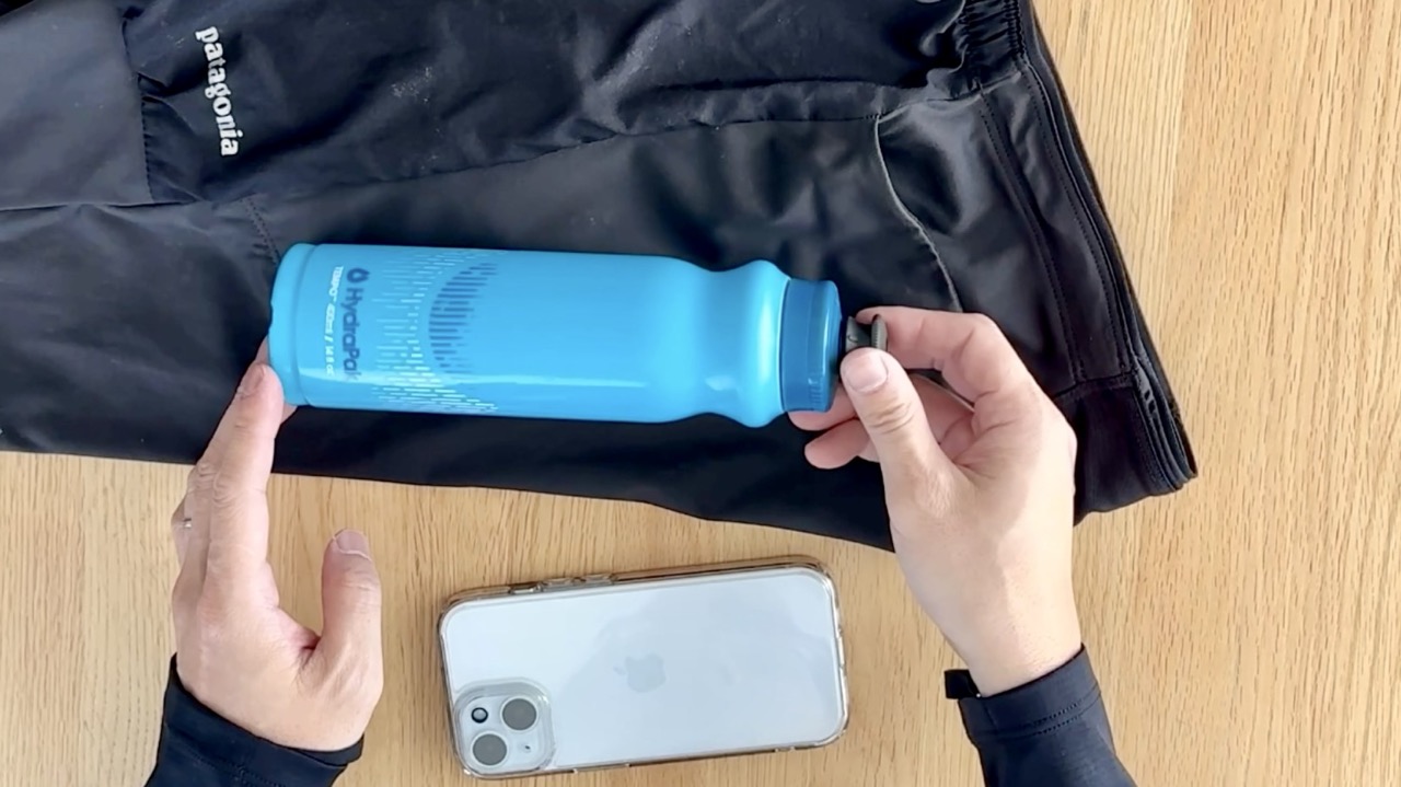 背面メッシュポケットにスマホを収納した状態