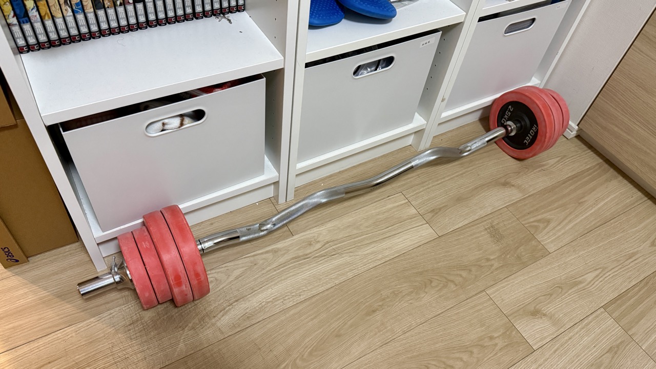 本棚の前に保管されたIROTECのバーベル