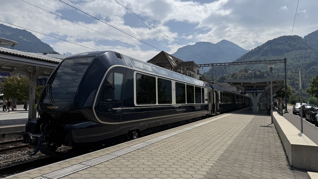 「インターラーケン西駅」のホームに停車する「GoldenPass Express」