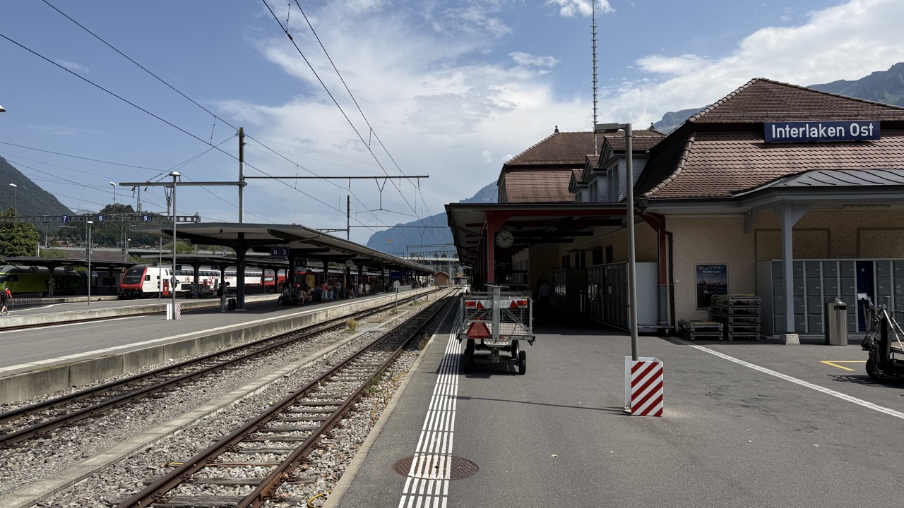 改札のない「インターラーケン東駅」のホーム