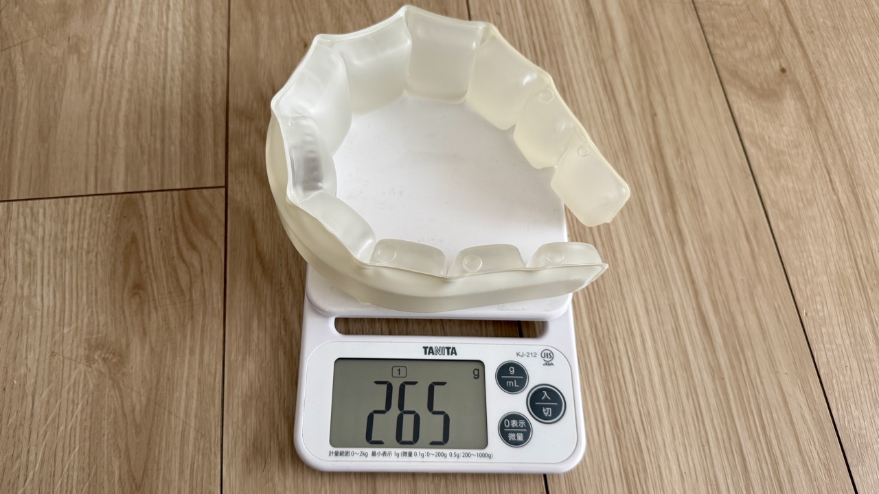 重量を計測している様子（実測265g）