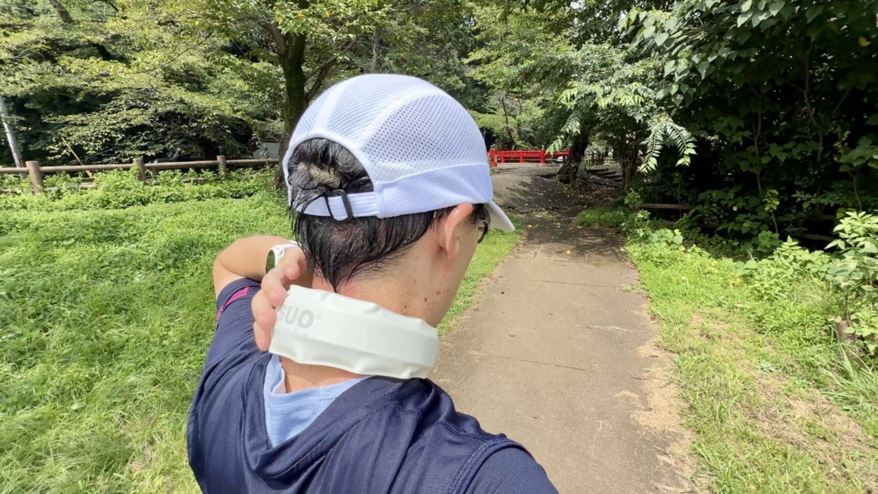 ランニング中に首元の日除けとして使用している様子