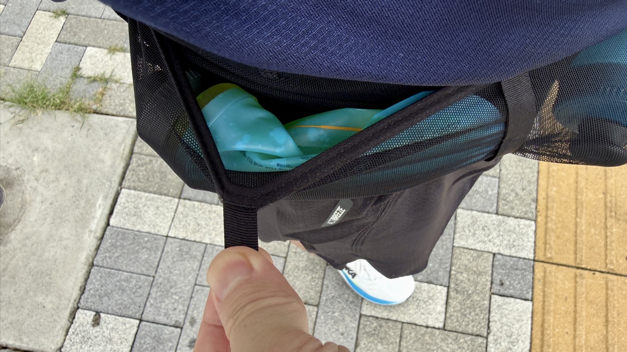 ポケットの縁に付いたつまみ部分