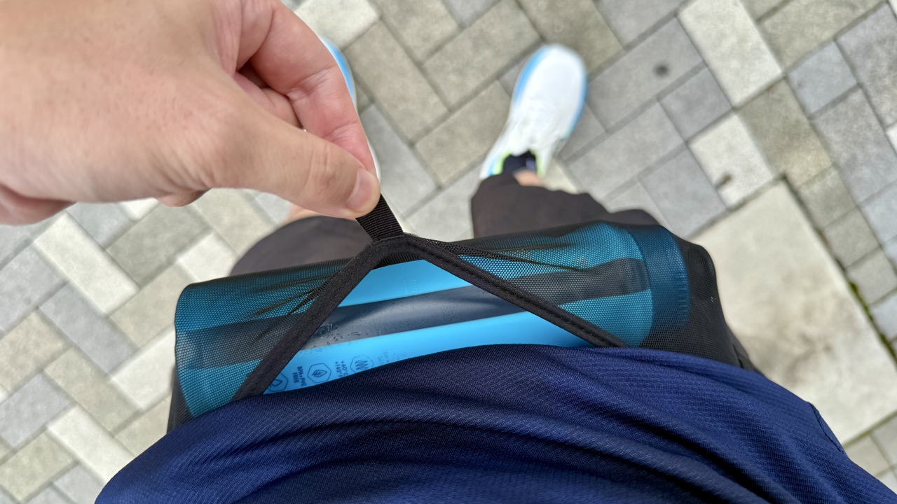 前面ポケットの配置を確認する様子