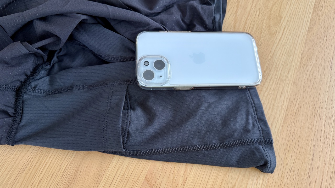 内蔵されたインナータイツとスマホ収納ポケット