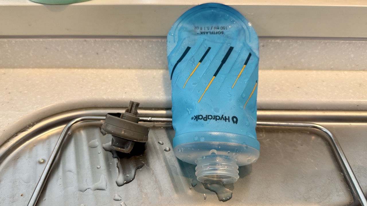 ソフトフラスクを水洗いする様子