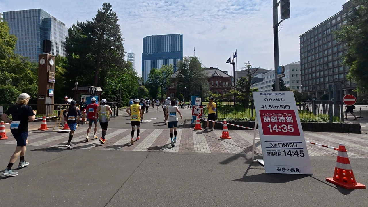 緑豊かな北海道大学の構内を走るランナーたち