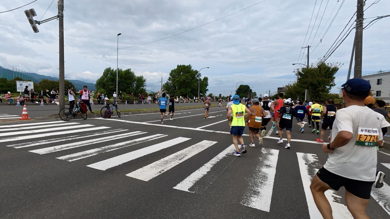 17km付近ですれ違った先頭ランナーの吉田響選手