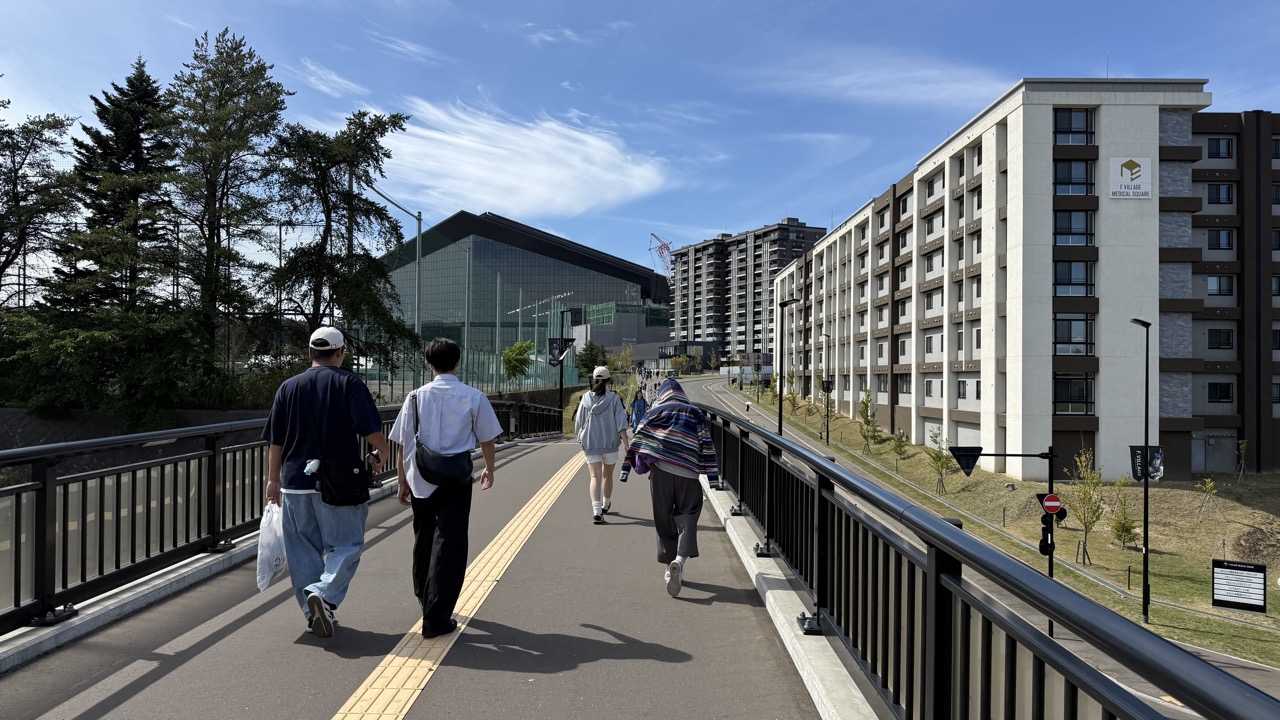 北海道日本ハムファイターズ選手のフラッグが並ぶ街灯