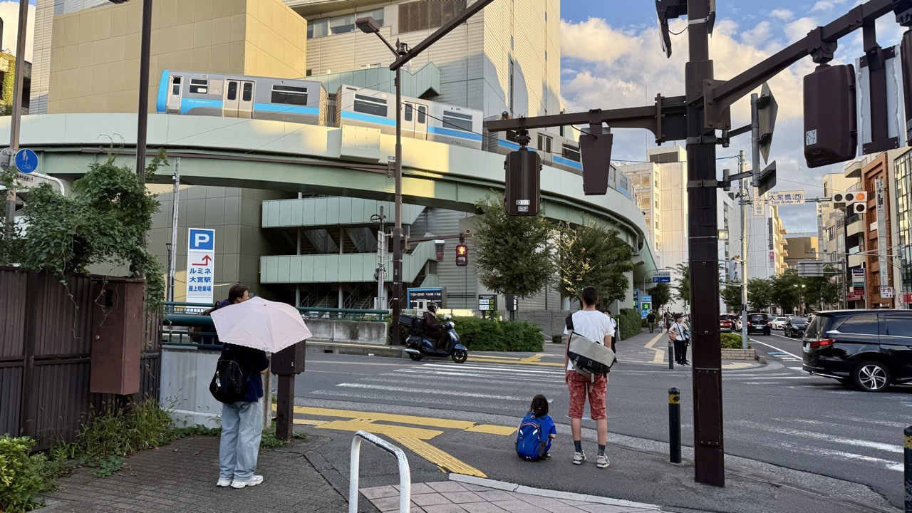 交差点を通過するニューシャトルの車両