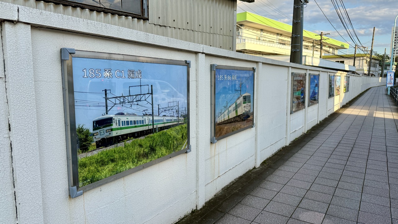 大宮駅に近づくにつれてカラー化していく壁面の展示写真