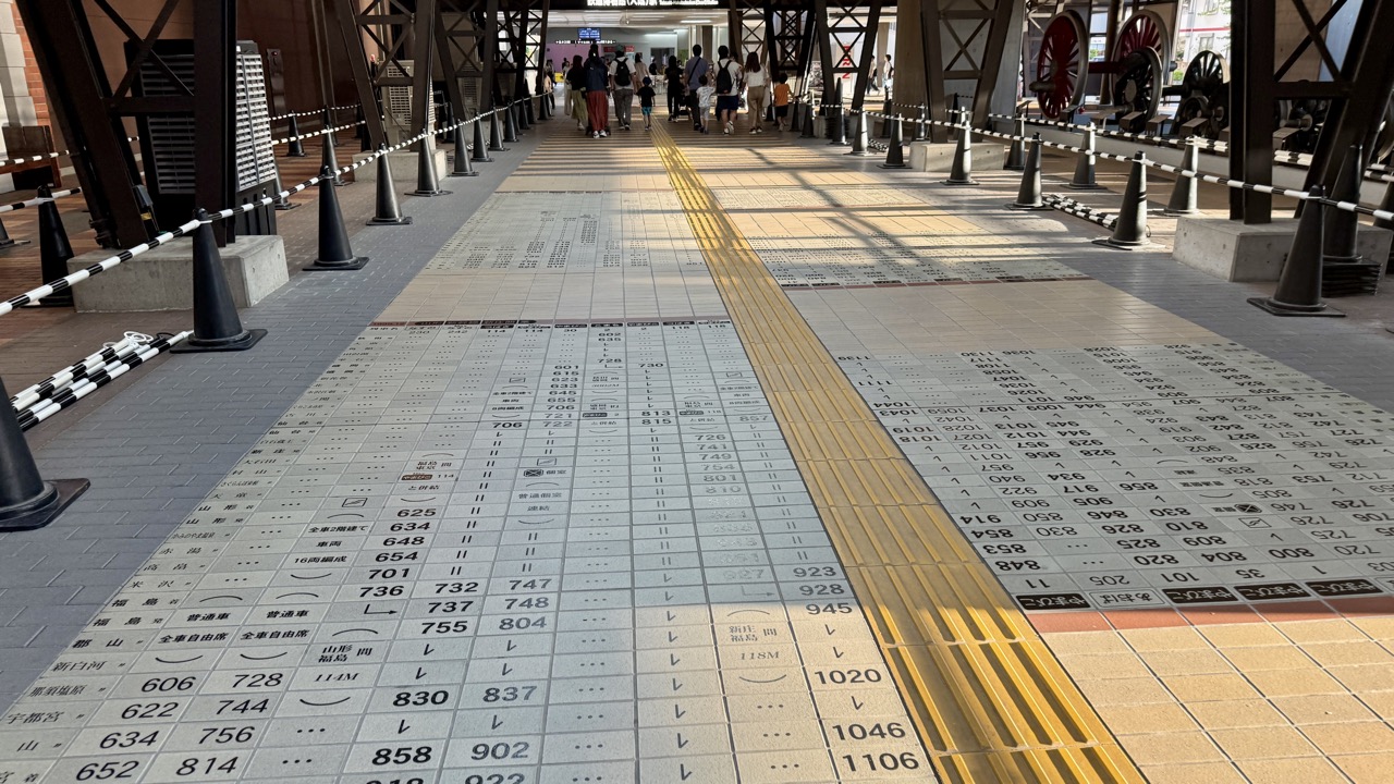 鉄道博物館周辺の路面に描かれた時刻表のタイル