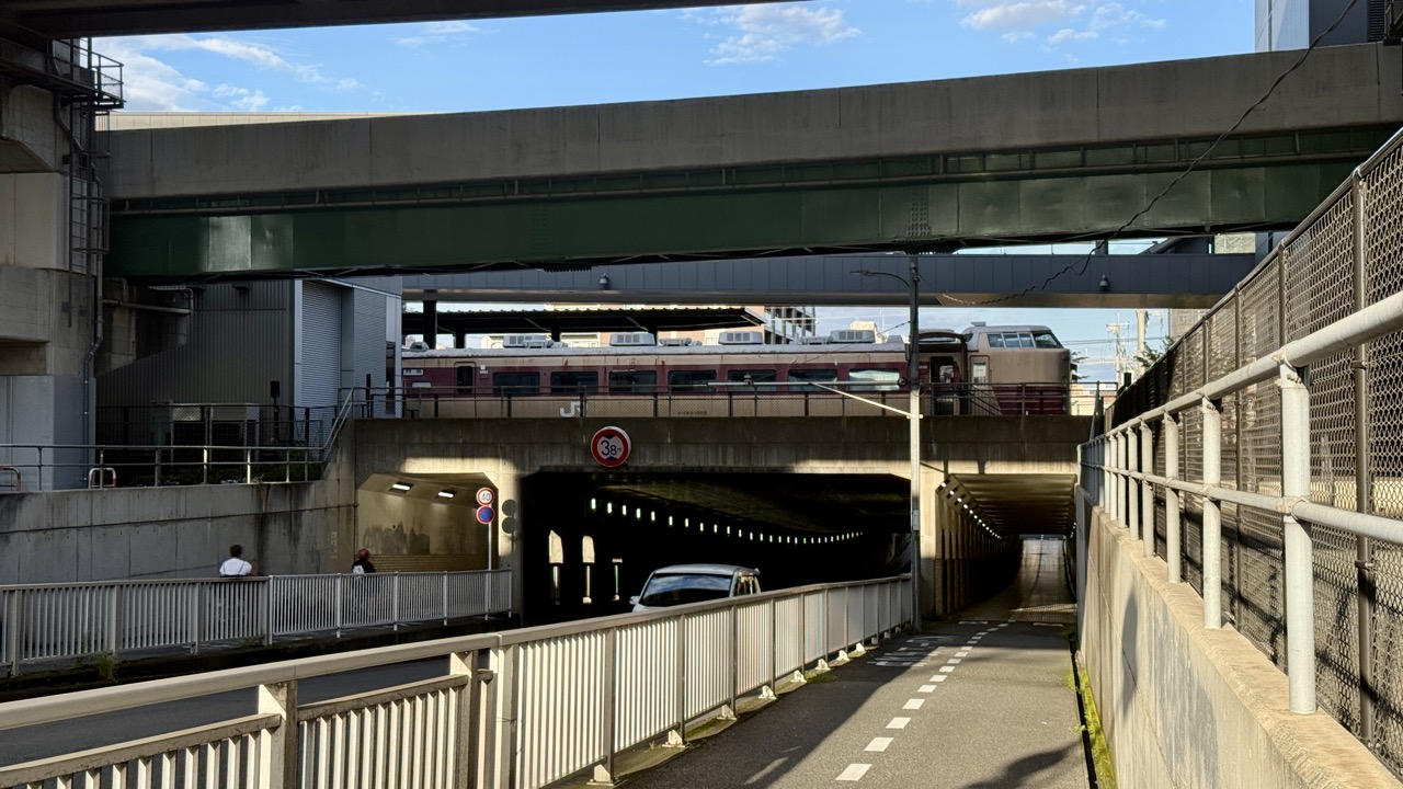 鉄道博物館南館付近のアンダーパス上に展示された車両