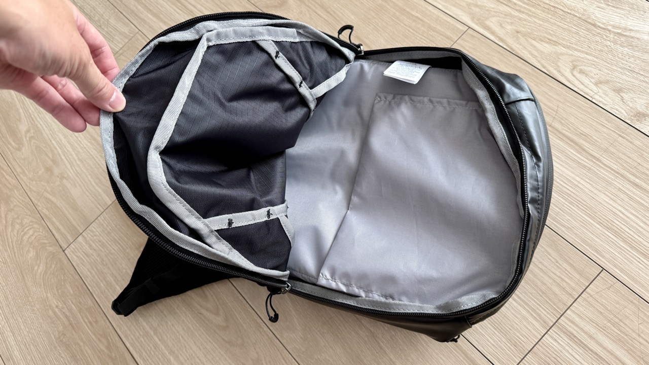 ジッパーで大きく開いた「XT15 OG」のメイン収納