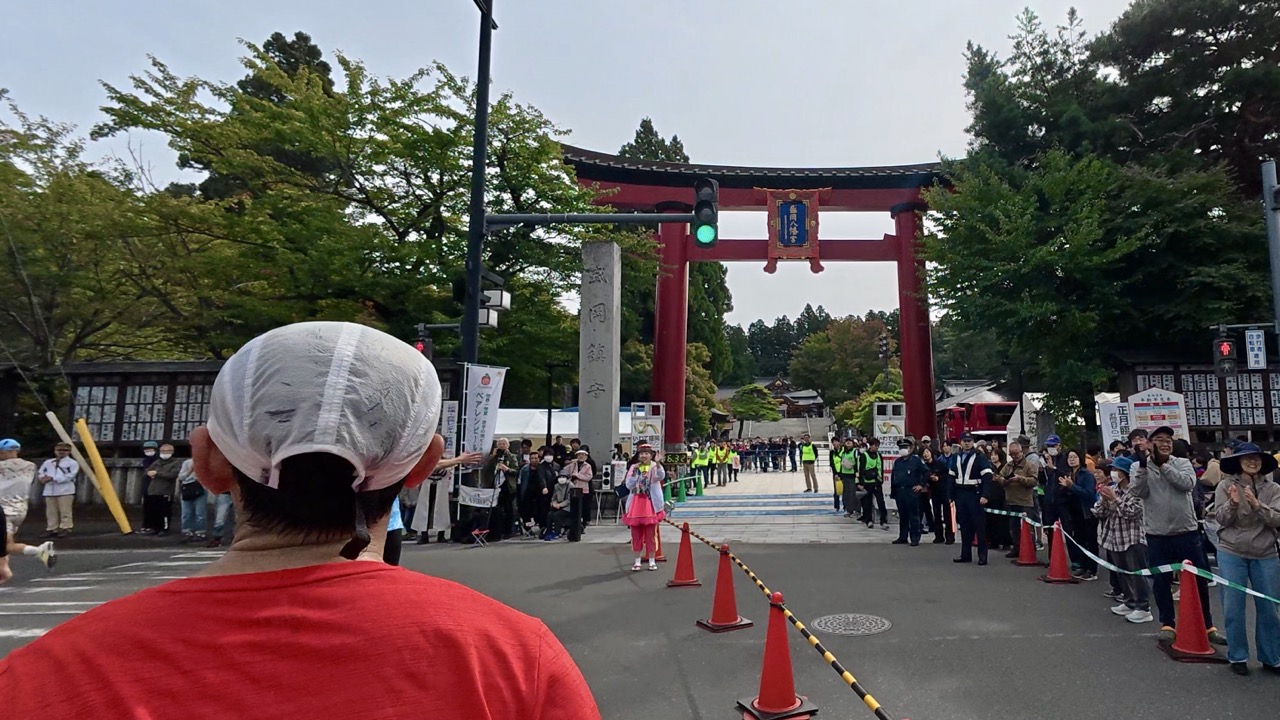 12km付近、盛岡八幡宮の赤い鳥居の前を走るランナーたち