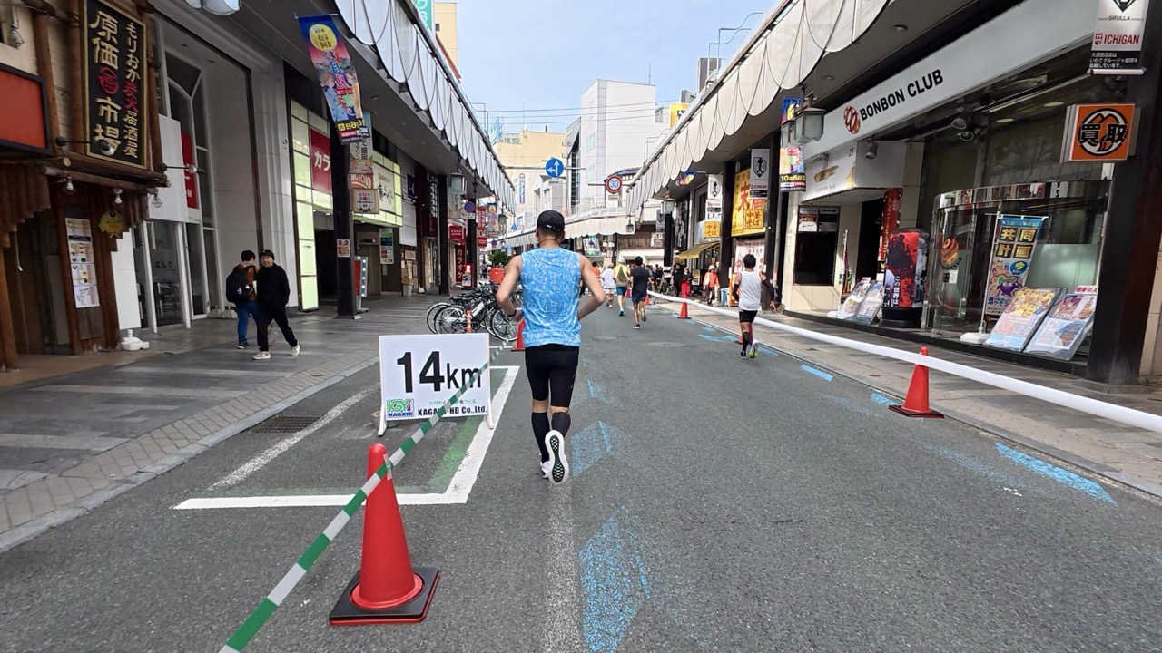 大通り商店街を直進するランナーたち